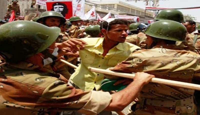 مقتل شخصين في اشتباكات بالعاصمة اليمنية وهجوم على مخيم للمحتجين بتعز