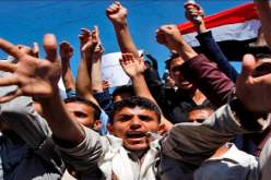 يمنيون يتظاهرون بشارع الستين تحت شعار” جمعة صوتك مكسب للثورة” تأييدا للمرشح هادي