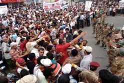 الاف اليمنيين يتظاهرون في الذكرى الأولى لبدء الاحتجاجات في اليمن