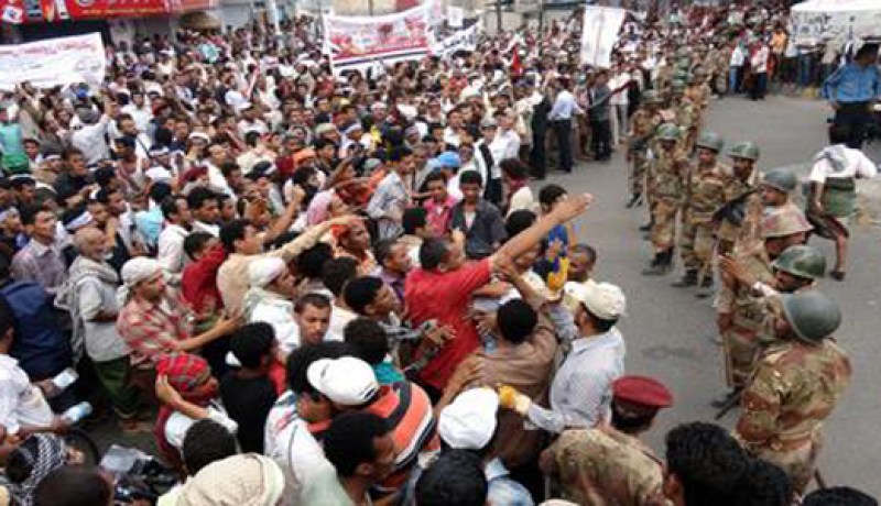 الاف اليمنيين يتظاهرون في الذكرى الأولى لبدء الاحتجاجات في اليمن