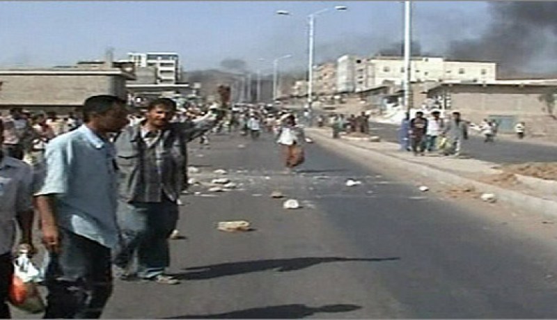 تجدد الإحتجاجات في اليمن وإسقاط طائرة حربية