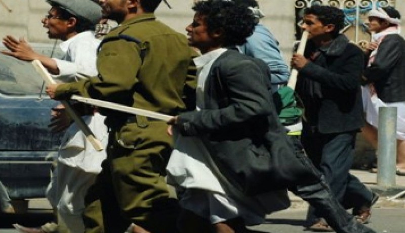 مئات الطلاب اليمنيين يتظاهرون باتجاه القصر الرئاسي في صنعاء