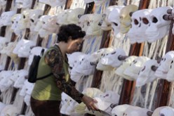 سيدة مكسيكية تقف في وسط الجماجم