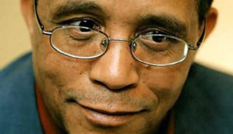 الكاتب ياسمينة خضرة يتسلم بباريس جائزة “مبدع بلاحدود”