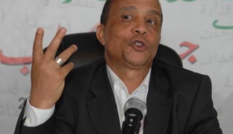 ياسمينة خضرة يدعو الجزائريين إلى الكتابة لتشريف بلدهم