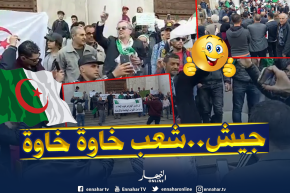 متظاهرون في وقفة سلمية بشعار “الجيش هو الحامي والراعي الرسمي للشعب ووحدة الوطن.. خاوة خاوة”