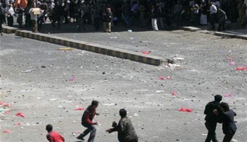 قتيل و25 جريحا في القاء قنبلة يدوية على متظاهرين معارضين في اليمن