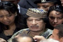 القذافي يظهر و هو يتجول في أزقة العاصمة عمان
