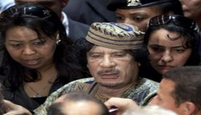 القذافي يظهر و هو يتجول في أزقة العاصمة عمان