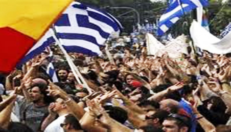 آلاف اليونانيين يتظاهرون بشوارع أثينا احتجاجا على إجراءات التقشف الجديدة