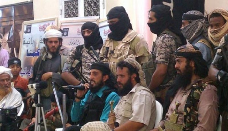 القاعدة توافق على إخلاء معقلها في محافظة شبوة الجنوبية ومقاتلوها بدأوا الانسحاب