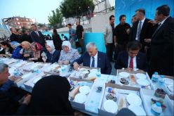 بالصور…رئيس الوزراء التركي يُشارك أهالي منطقة كوجالي الإفطار