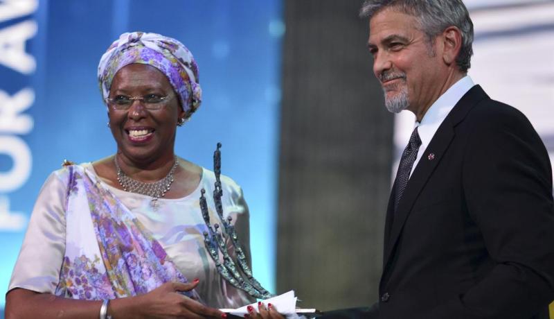 الممثل الأمريكي جورج كلوني يقدم مليون دولار لإمرأة