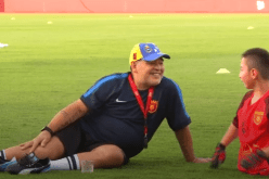 بالفيديو.. مارادونا يحقق أمنية طفل معاق بالإمارات !