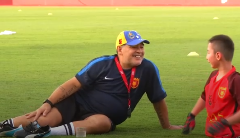 بالفيديو.. مارادونا يحقق أمنية طفل معاق بالإمارات !