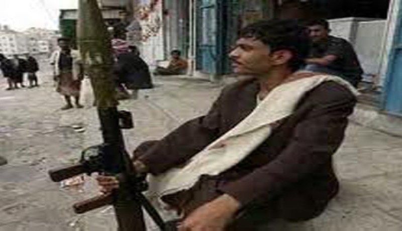 مقتل جندي وإصابة اثنين آخرين في هجوم مسلح على معسكر شمال صنعاء