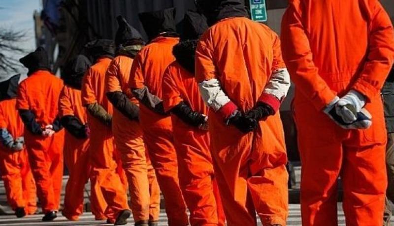 وصول 10 يمنيين لسلطنة عمان بعد خروجهم من سجن غوانتانامو
