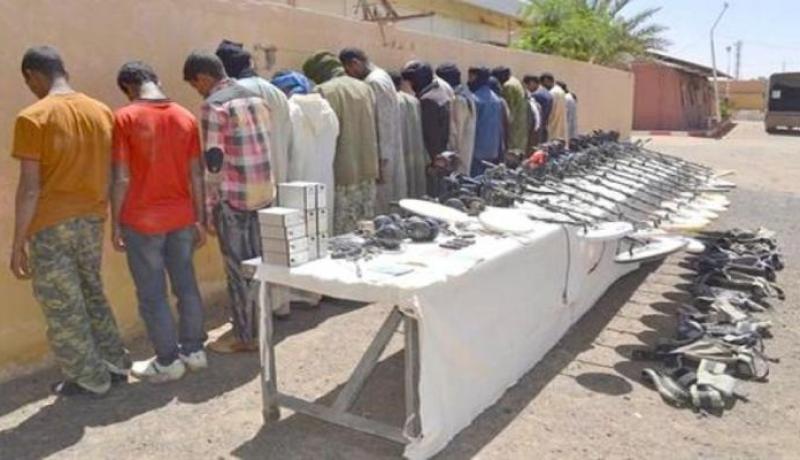 توقيف 15 مهربا و ضبط مسدس كلاشينكوف بالجنوب الجزائري