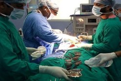 بالصور فريق طبي ينجح في إزالة 40 سكينا من بطن رجل