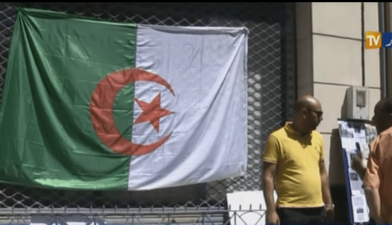 فيديو الأقدام السوداء تطرد الجزائريين من منازلهم في وهران