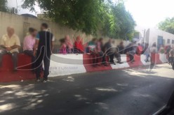 بالصور.. أهالي المحبوسين ينتظرون اطلاق سراح ذويهم