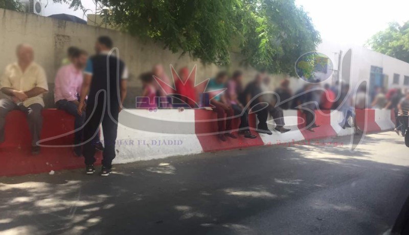 بالصور.. أهالي المحبوسين ينتظرون اطلاق سراح ذويهم