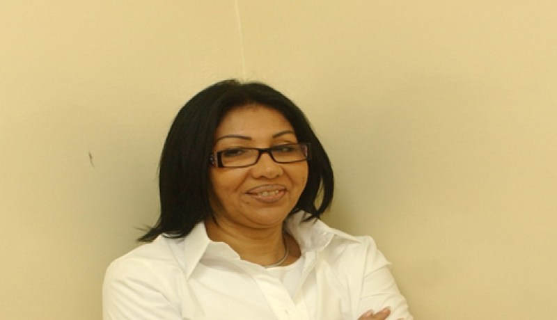 الشابة الزهوانية بجينز ضيّق وقميص‮ ‬يظهر بطنها في‮ ‬مهرجان تيمڤاد