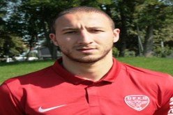 قريشي‮ ‬يعاين مدافع ديجون شاهر زغرور في‮ ‬مباراته مع باريس سان جرمان