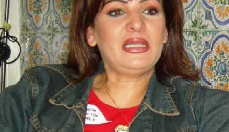 زكية محمد تبكي الأمهات