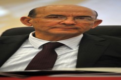 زرقين يسمع بأذن واحدة