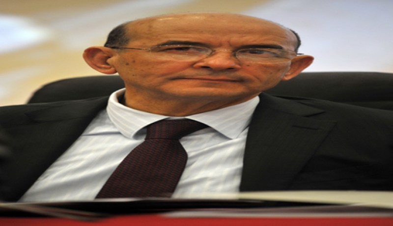زرقين يسمع بأذن واحدة