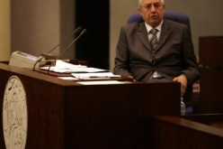 عمال الحظيرة في قاعة الجلسات