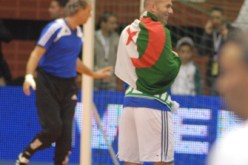 زيدان يدخل الملعب بالعلم الجزائري ويلهب القاعة البيضاوية