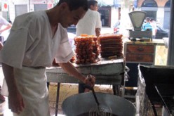 محلات “الفاست فود” تتحول إلى واجهات تحترف بيع الزلابية وقلب اللوز