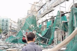 إصابة 3 أشخاص في سقوط دعائم حديدية على حافلة بساحة الشهداء