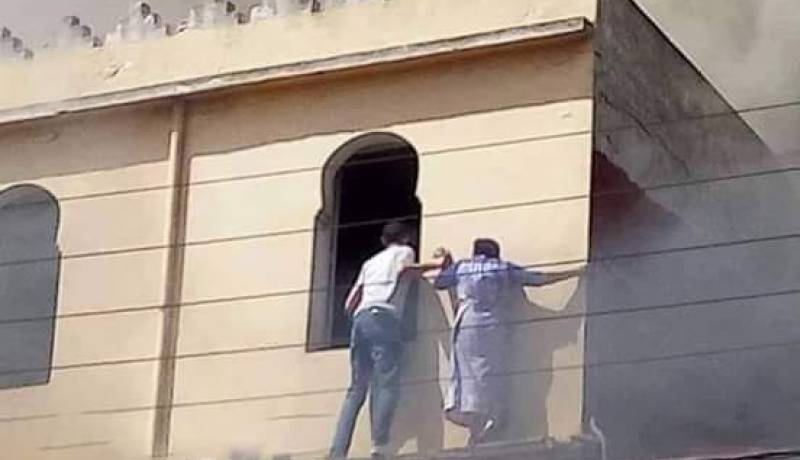 بالفيديو: شاب يخاطر بنفسه لإنقاذ إمرأتين من حريق مهول في وهران