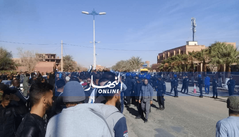 عشرات المواطنين يخرجون في مسيرة سلمية رفضا للعهدة الخامسة في أدرار