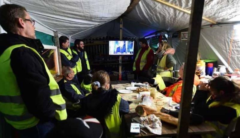 “السترات الصفراء” غير مقتنعة بوعود ماكرون