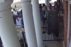 شاهد.. تصرف بطولي من طالبة مسلمة لإنقاذ زملائها من حادث طعن بأمريكا