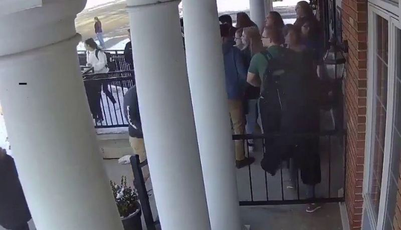 شاهد.. تصرف بطولي من طالبة مسلمة لإنقاذ زملائها من حادث طعن بأمريكا