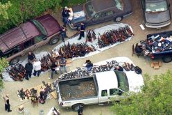 بالفيديو.. ضبط ترسانة من الأسلحة والذخيرة بحوزة شخص في قصر بأمريكا