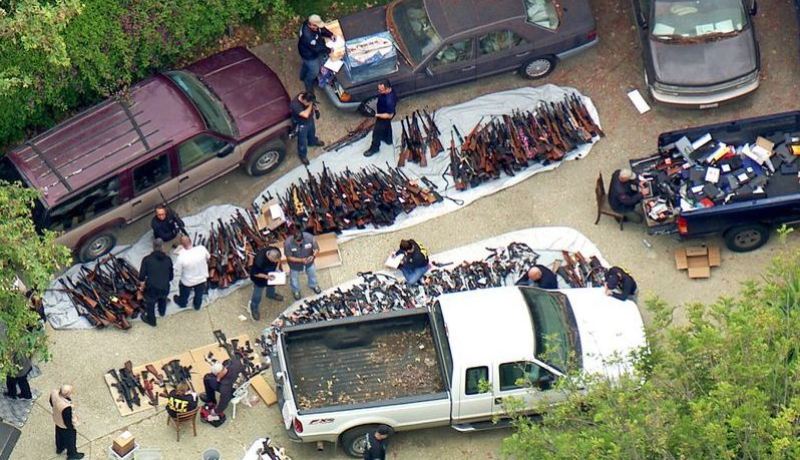 بالفيديو.. ضبط ترسانة من الأسلحة والذخيرة بحوزة شخص في قصر بأمريكا