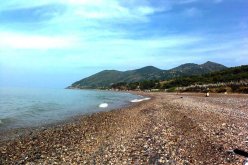 أمواج البحر تلفظ حوالي 79 كيلوغرام مخدرات بشاطئي المرسى وخناق مايون