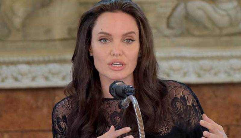 أنجلينا جولي: “والدتي أجبرتني على التمثيل”