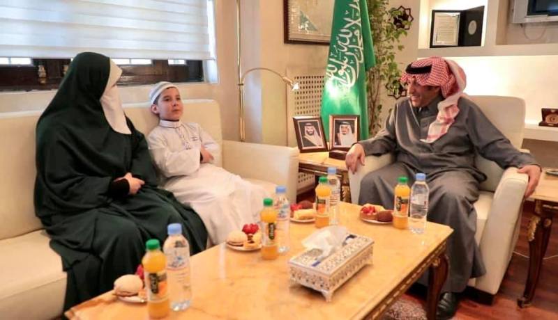 السفير السعودي يستقبل الطفل النابغة الجزائري أنس ساعد عبدالرحمن وعائلته
