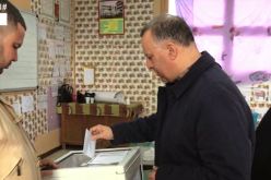 الرئيس المدير العام لمجمع “النهار”أنيس رحماني يؤدي واجبه الإنتخابي رفقة والدته