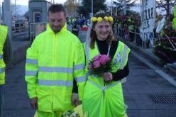 شاب يطلب الزواج من حبيبته خلال احتجاجات “السترات الصفراء”