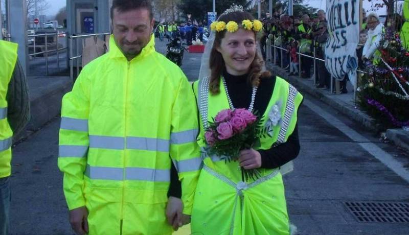 شاب يطلب الزواج من حبيبته خلال احتجاجات “السترات الصفراء”