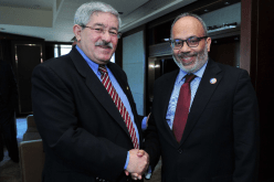 أويحي يلتقى الممثل السامي للاتحاد الافريقي كارلوس لوباز في بكين