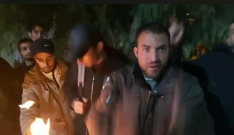 بالصور.. جامعيون بالأغواط يحرقون شهاداتهم إحتجاجا على اقصائهم من مسابقة سوناطراك